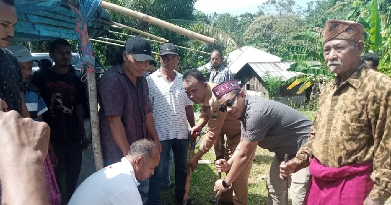 Stefanus Gandi Hadiri Acara Peletakan Batu Pertama Pembangunan Gereja di Satarmese, Umat: Ia Tidak Janji, Tapi Datang Bawa Bantuan
