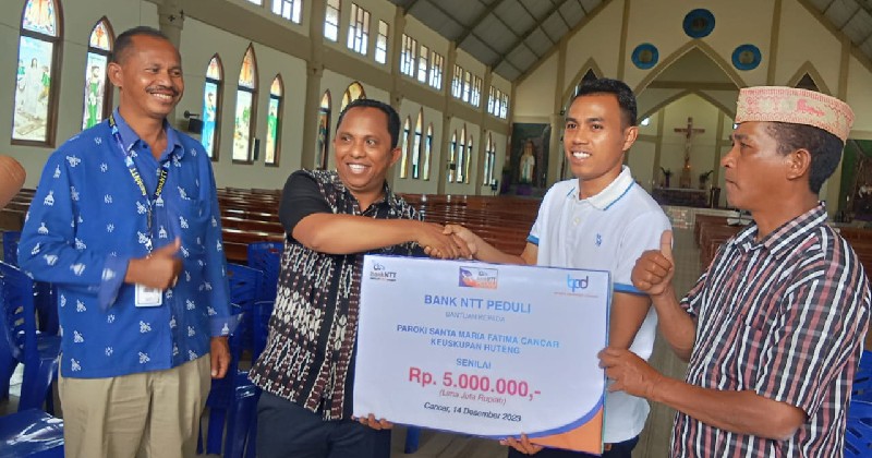 Paroki Santa Maria Fatima Cancar Dapat Bingkisan Natal dari Bank NTT Cabang Ruteng