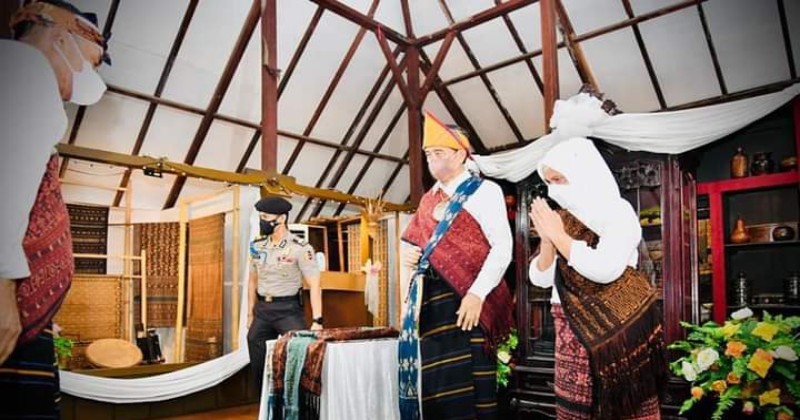 Presiden Jokowi Terima Gelar Adat Ende Mosalaki Ulu Beu Eko Bewa