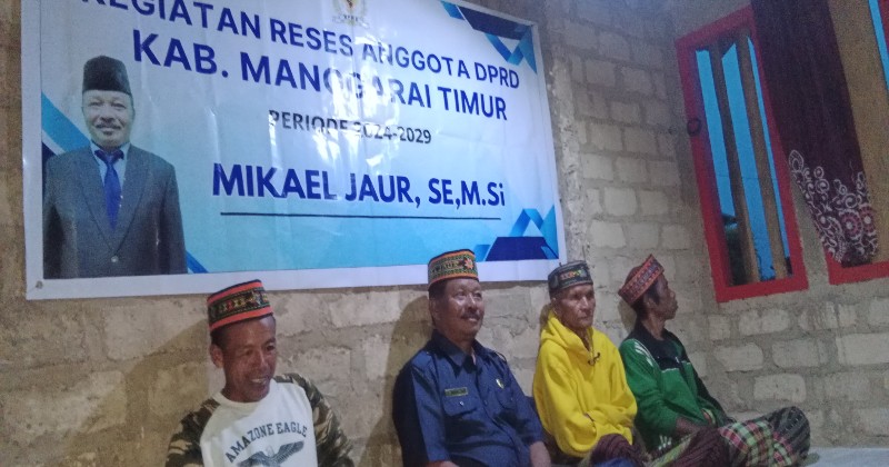 Wujud Kepedulian, Anggota DPRD Matim Donasikan 50 Sak Semen ke Gereja Stasi Bangka Jari